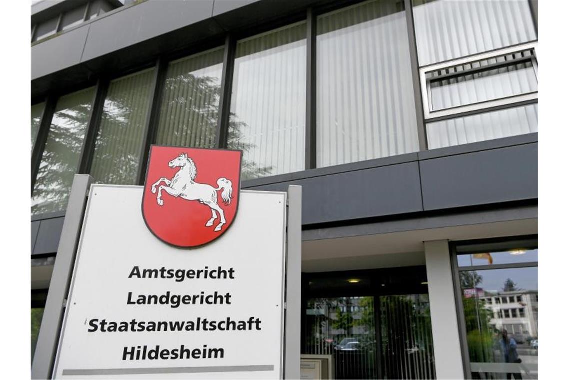 Mutter soll Siebenjährigen schwer misshandelt haben Eine Hinweistafel vor dem das Landgericht Hildesheim. Weil sie ihren siebenjährigen Sohn während des ersten Corona-Lockdowns schwer misshandelt haben soll, muss sich eine Mutter vor Gericht verantworten. (zu dpa: „Mutter soll Siebenjährigen im Lockdown schwer misshandelt haben“). Foto: Holger Hollemann/dpa