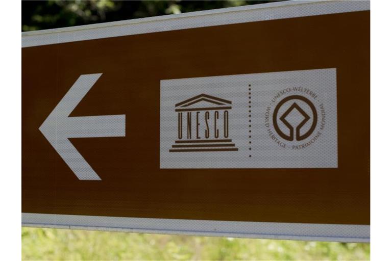 Eine Hinweistafel weist auf ein Unesco-Welterbe hin. Foto: Swen Pförtner/Archivbild