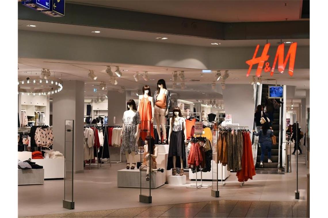 Eine H&M-Filiale in einem Einkaufszentrum. Foto: Jens Kalaene/dpa-Zentralbild/dpa