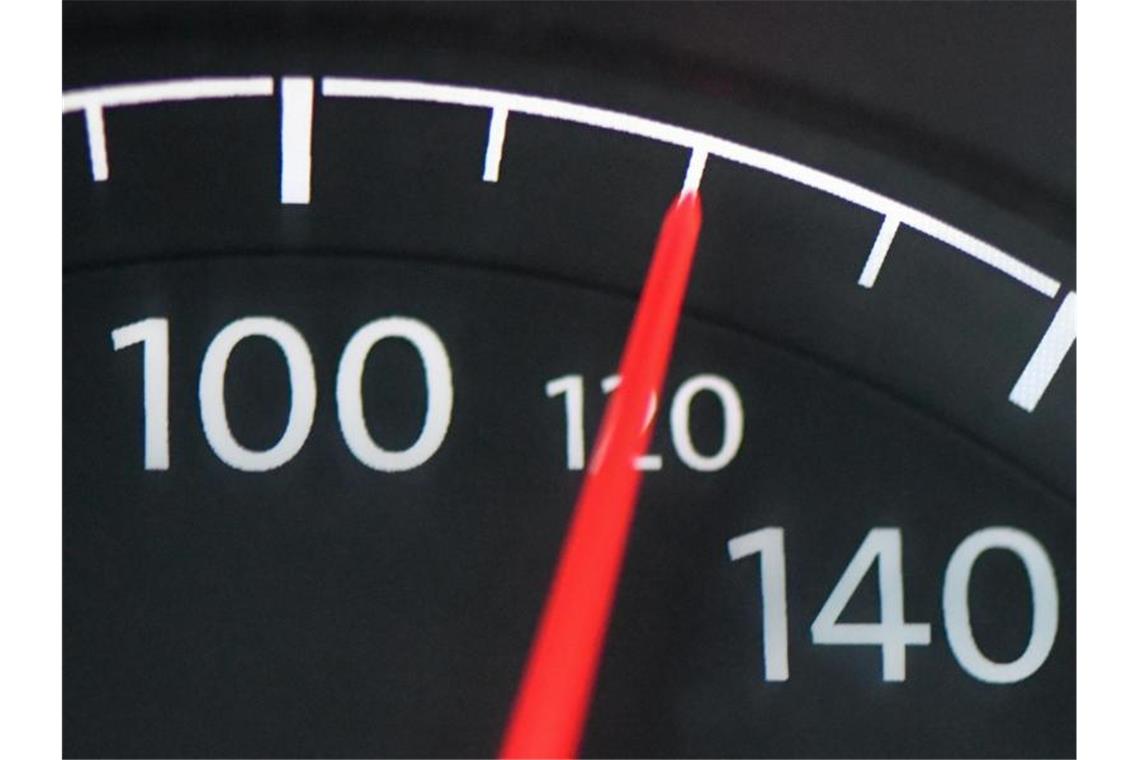 Umweltbundesamt: Tempolimit von 130 spart 1,9 Mio Tonnen CO2 Eine Höchstgeschwindigkeit von 120 Kilometern pro Stunde würde 2,6 Millionen Tonnen CO2 pro Jahr vermeiden. Foto: Patrick Pleul/dpa-Zentralbild/dpa