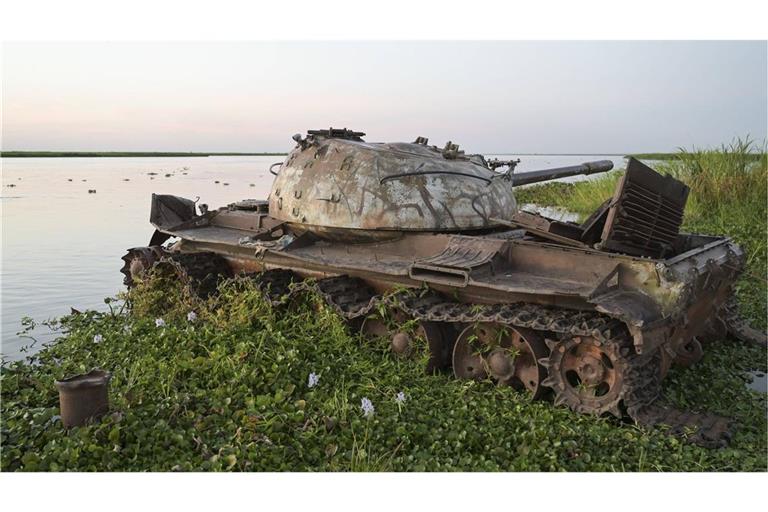 Eine hohe Zahl an Konflikten ist heute die neue Normalität (auf dem Foto ist ein Panzerwrack im Südsudan zu sehen).