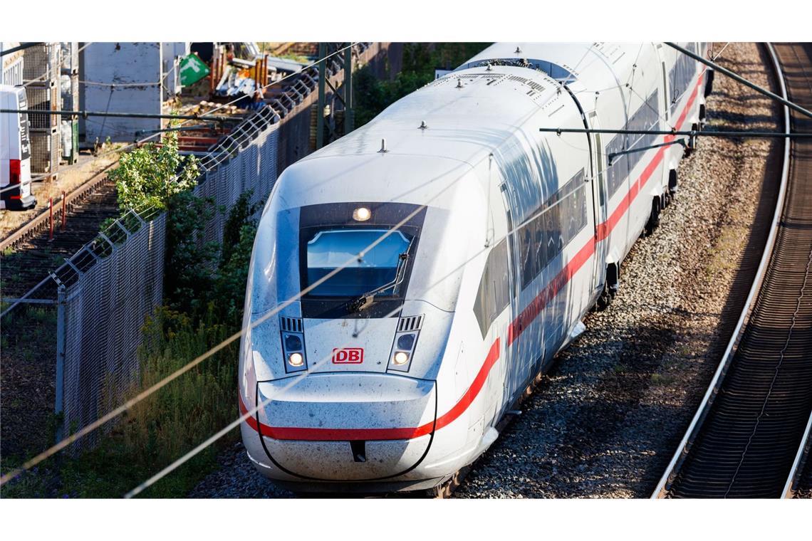 Eine ICE (Inter City Express) fährt über die Rheintalstrecke nahe Ringsheim. (zu dpa: «Was Fahrgäste der Rheintalbahn am Wochenende wissen müssen»)