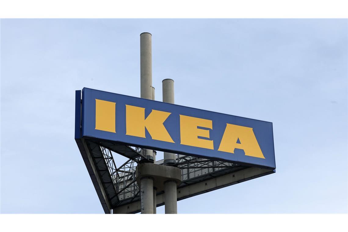 Eine Ikea-Kassiererin soll ihre Position genutzt haben, um Verwandte, Freunde und Bekannte mit Waren an ihrer Kasse vorbeizulassen, ohne diese einzuscannen oder abzukassieren.