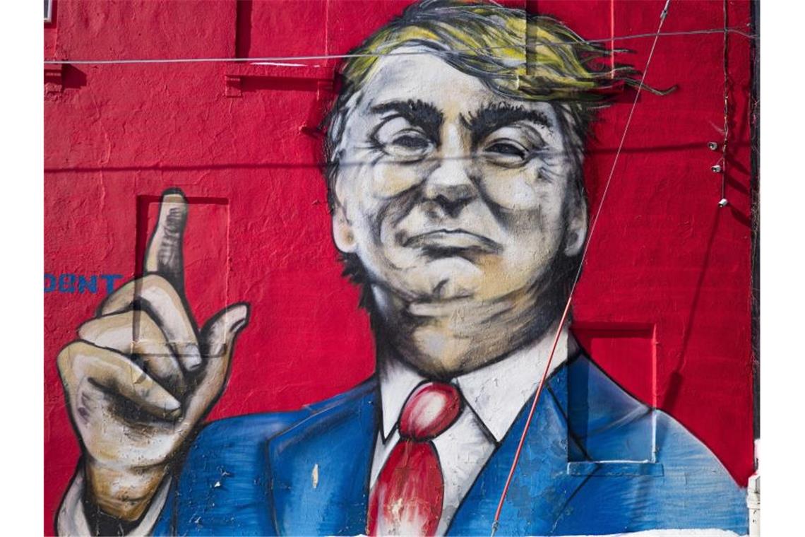 Republikaner Romney will für Verurteilung Trumps stimmen Eine Illustration mit der Darstellung des US-Präsidenten Trump ziert die Wand eines Gebäudes. Ein Makler und Trump-Unterstützer gab das Bild in Auftrag. Foto: Jack Kurtz/ZUMA Wire/dpa