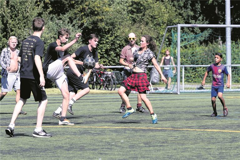 Eine illustre Mannschaft: Beim Gurkencup des Backnanger Jugendzentrums stehen das Miteinander und das Vergnügen im Vordergrund. Foto: J. Fiedler