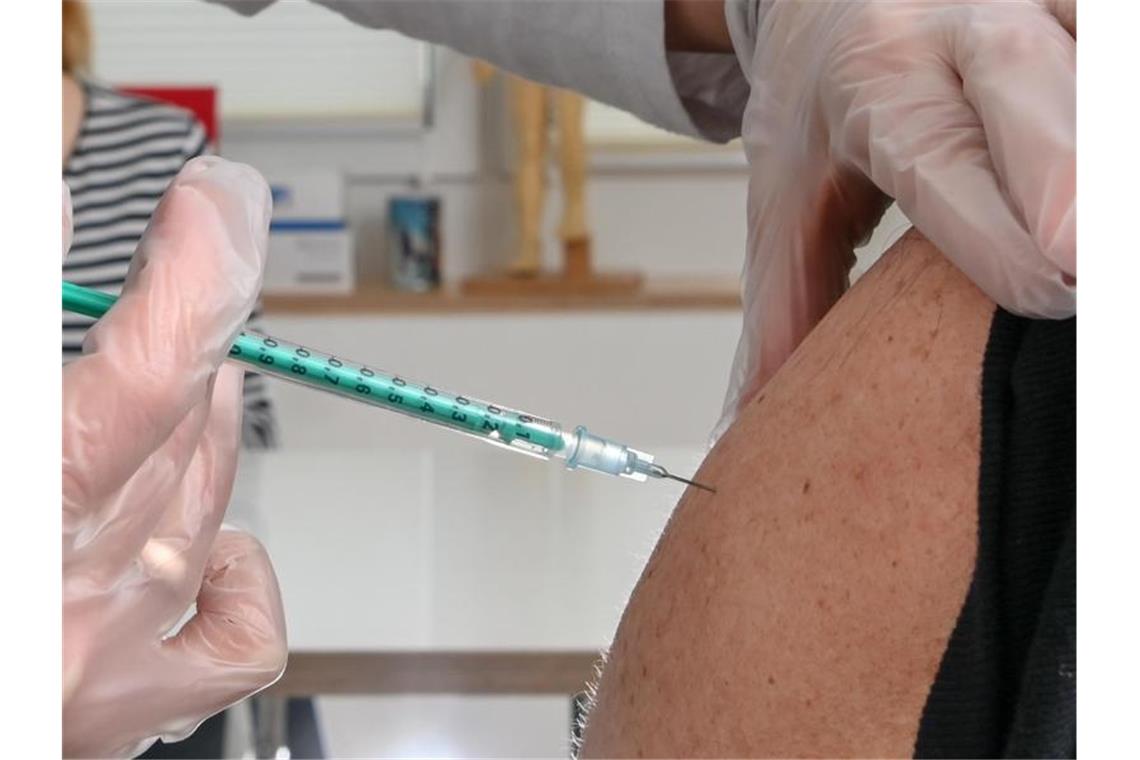 Eine Impfung in einer Hausarztpraxis in Brandenburg. Foto: Jens Kalaene/dpa-Zentralbild/dpa