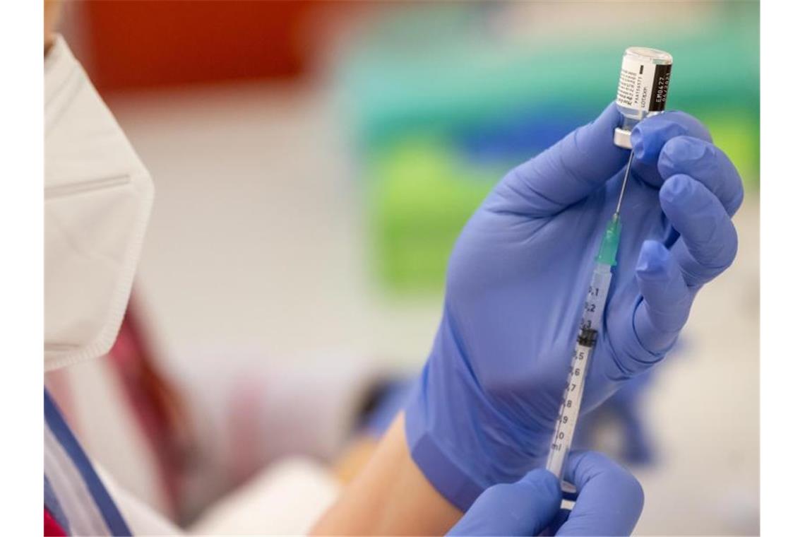 Corona-Zahlen steigen immer weiter - dringender Impf-Appell Eine Impfung mit dem Impfstoff von Biontech/Pfizer wird vorbereitet. (Archivbild). Foto: Michael Reichel/dpa-Zentralbild/dpa