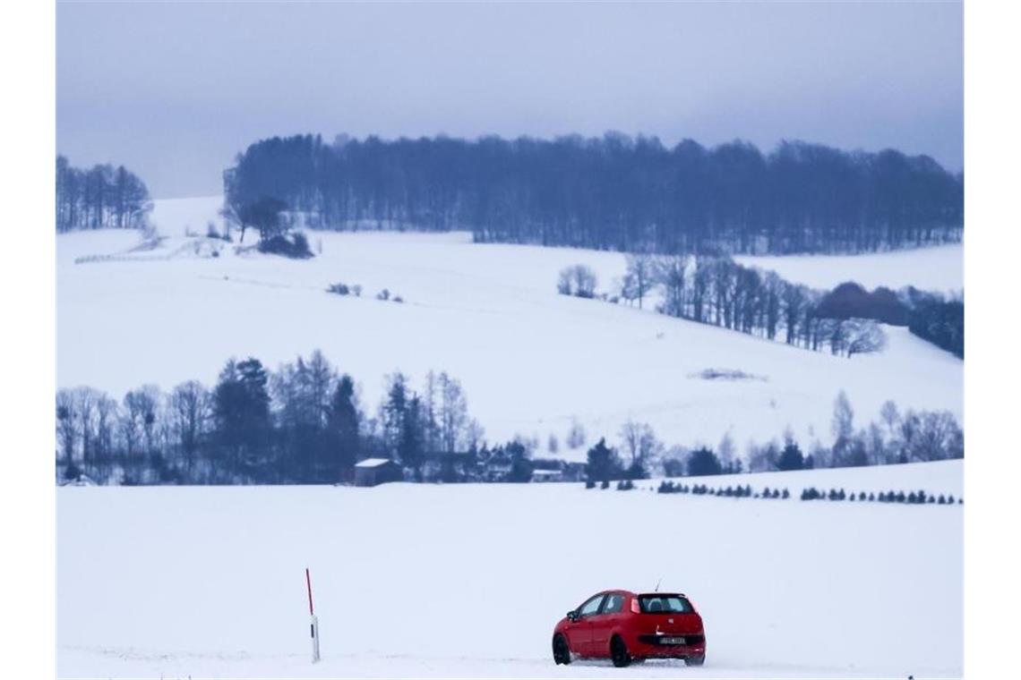 Schnee und Frost in Deutschland - viele Unfälle Eine in der Nacht durchziehende Schneefront hat vielerorts für reichlich neuen Schnee gesorgt. Foto: Jan Woitas/dpa-Zentralbild/dpa