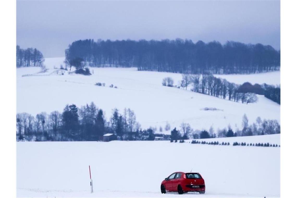 Eine in der Nacht durchziehende Schneefront hat vielerorts für reichlich neuen Schnee gesorgt. Foto: Jan Woitas/dpa-Zentralbild/dpa