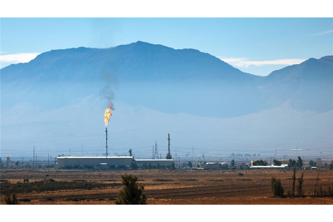 Eine Industrieanlage im Iran, in der Begleitgase abgefackelt werden. Der Iran kann im Zuge seiner Energiekrise  den Irak nicht mehr versorgen (Archivfoto).