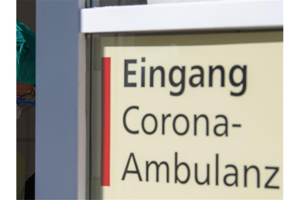 Merkel mahnt in Coronakrise Verzicht auf soziale Kontakte an Eine Infektiologin des Dresdner Uniklinikums am Eingang der Corona-Ambulanz. Foto: Robert Michael/dpa-Zentralbild/dpa