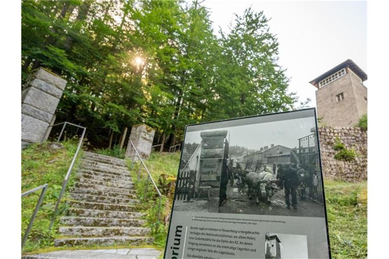 Eine Informationstafel steht auf dem Gelände der KZ-Gedenkstätte Flossenbürg vor einem ehemaligen Wachturm. Foto: Armin Weigel/dpa