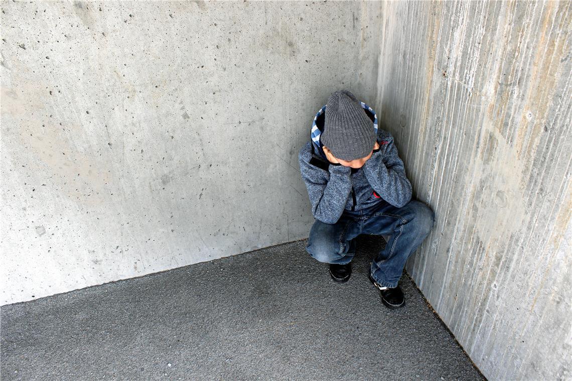 Eine Inobhutnahme erfolgt, wenn eine dringende Gefahr für Kinder besteht. Symbolfoto: Adobe Stock/Jörn Steiner 