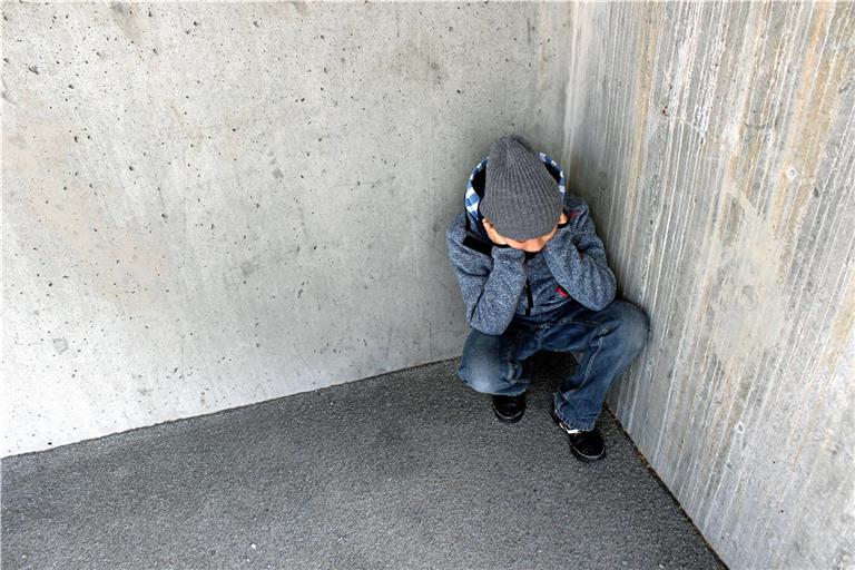 Eine Inobhutnahme erfolgt, wenn eine dringende Gefahr für Kinder besteht. Symbolfoto: Adobe Stock/Jörn Steiner 