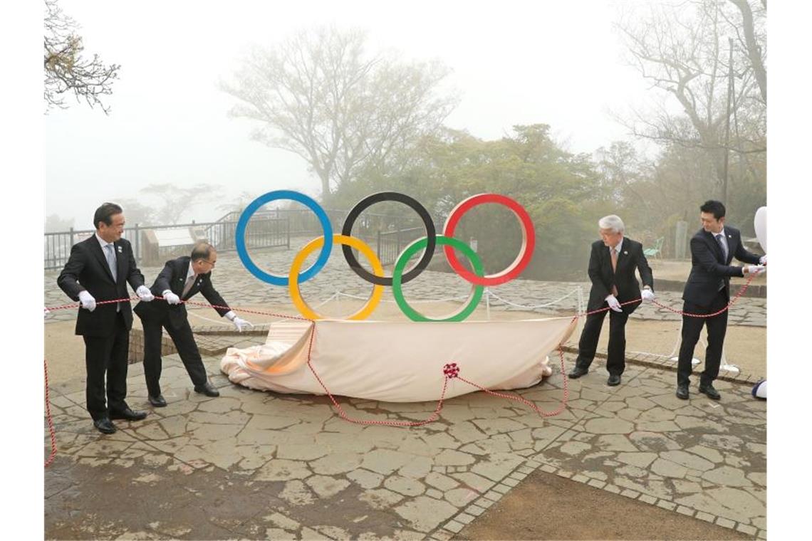 Noch 100 Tage und weiter Sorgen: IOC schließt Absage aus Eine Installation der olympischen Ringe wird 100 Tage vor den Olympischen Spielen in Tokio auf dem Gipfel des Berges Takao enthüllt. Foto: -/kyodo/dpa