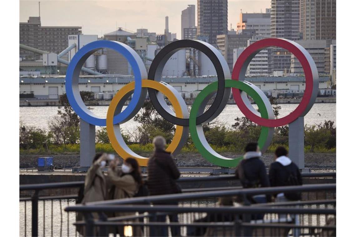 Deutsche Unternehmen in Japan sehen Olympia skeptisch Eine Installation im Hafenviertel Odaiba in Tokio zeigt die Olympischen Ringe. Foto: -/kyodo/dpa
