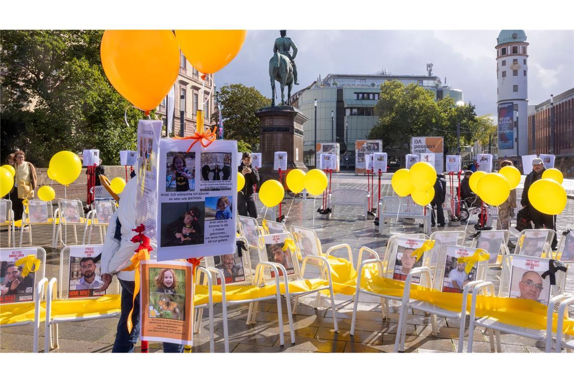 Eine Installation ist in Darmstadt auf dem Friedensplatz zu sehen, zum Gedenken an den zweiten Jahrestag des Hamas-Angriffs in Israel.