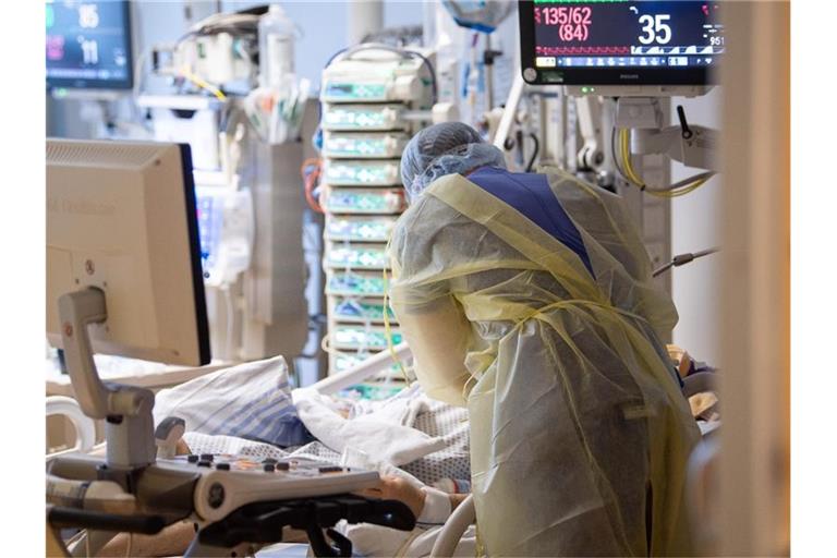 Eine Intensivpflegerin versorgt auf einer Intensivstation des Klinikum Ludwigsburg einen Corona-Patienten. Foto: Sebastian Gollnow/dpa/Archivbild