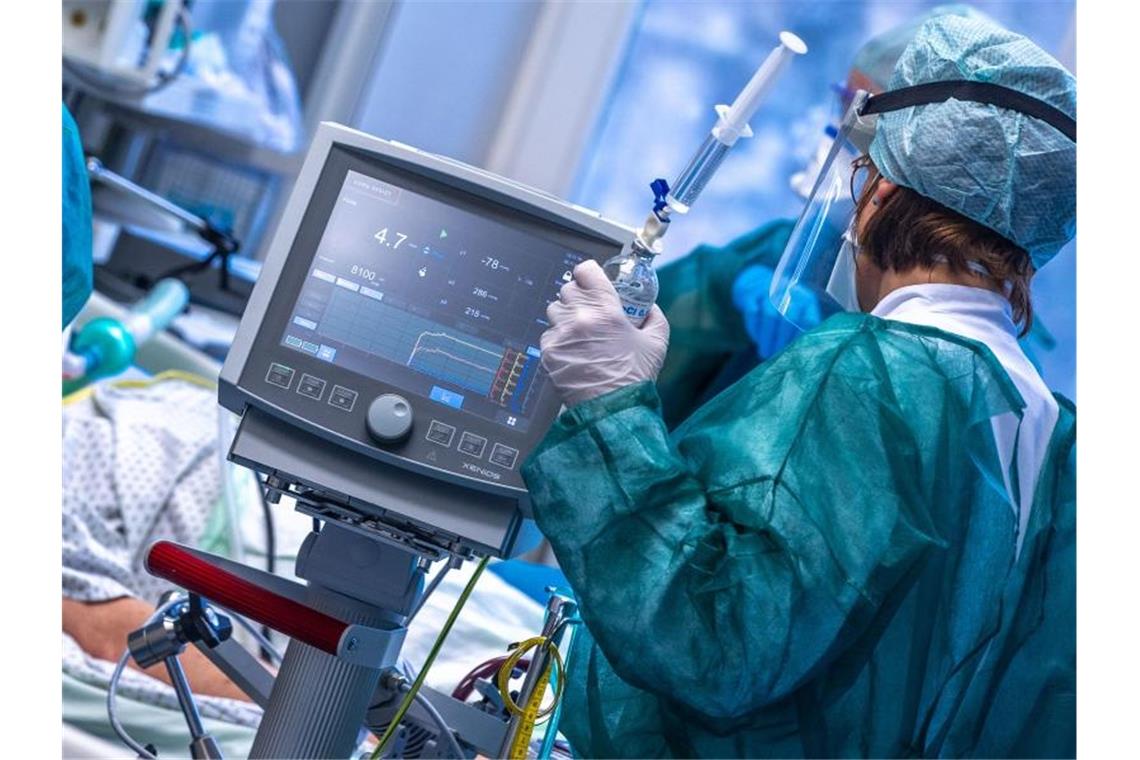 Corona-Inzidenz steigt nach Rückgang wieder leicht an Eine Intensivschwester betreut einen Patienten in einem der Behandlungszimmer der Intensivstation in der Universitätsmedizin Rostock. (Archivbild). Foto: Jens Büttner/dpa-Zentralbild/dpa