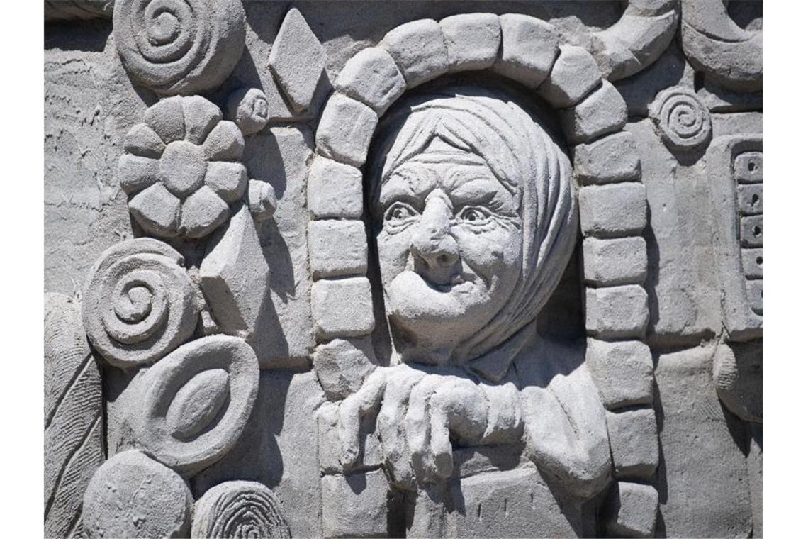 Märchen aus Sand: Sandkunst-Ausstellung im Blühenden Barock Eine Interpretation der Hexe aus dem Märchen "Hänsel und Gretel" ist in der Gartenschau "Blühendes Barock" zu sehen. Foto: Marijan Murat