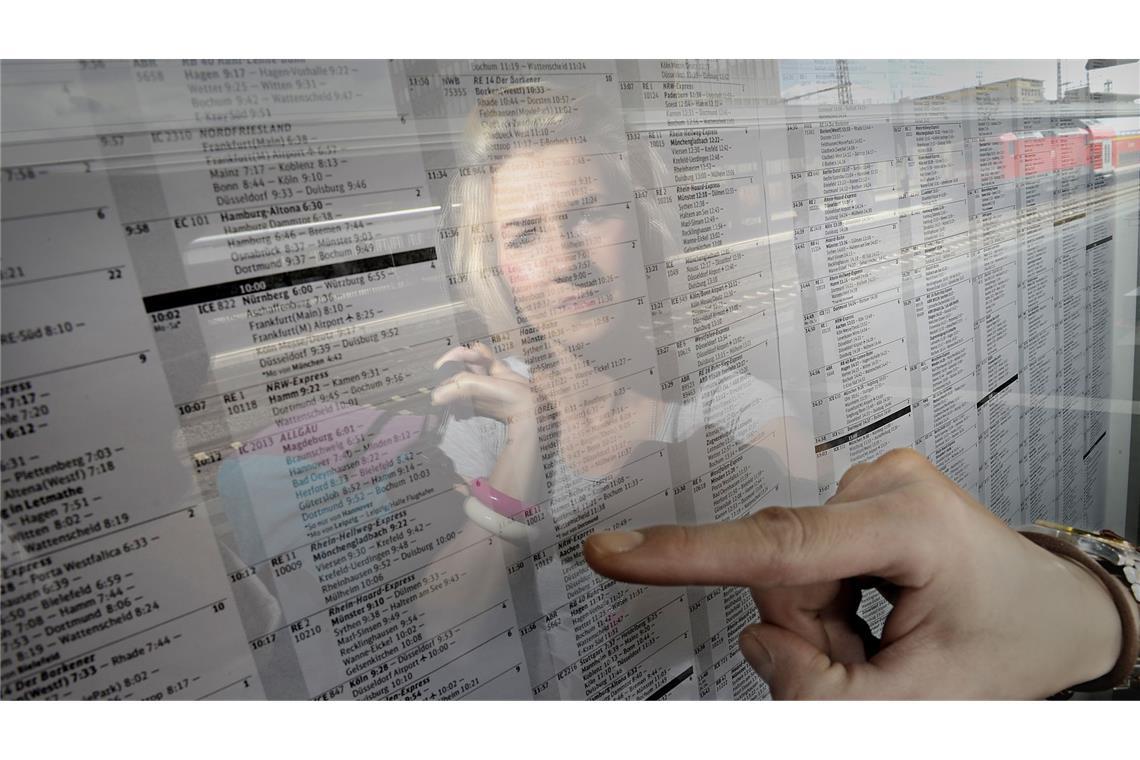 Eine Interrailkundin plant ihre Reiseroute. Interrailreisende könnten Opfer eines Datenlecks werden.