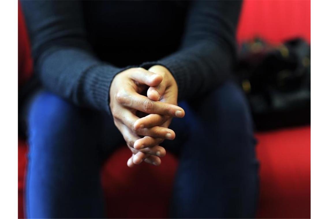 Ärztekammer: Traumatisierte Geflüchtete brauchen Hilfe Eine Iranerin sitzt in einem Behandlungszentrum für Folteropfer. Foto: Britta Pedersen/dpa-Zentralbild/dpa