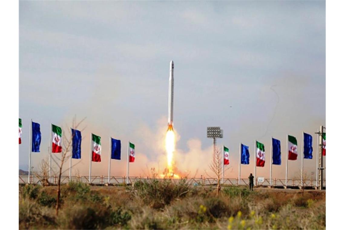 Eine iranische Rakete mit einem Satelliten an Bord startet von einem unbekannten Standort, von dem angenommen wird, dass er in der iranischen Provinz Semnan liegt. Foto: Sepahnews/AP/dpa