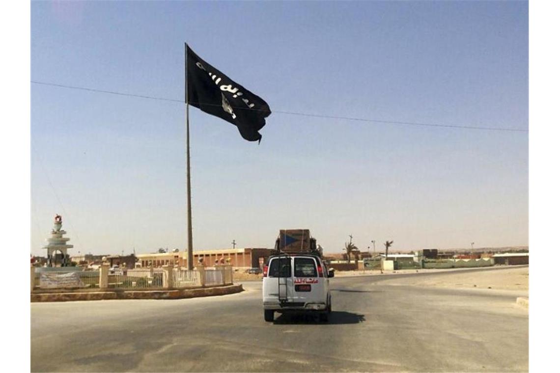 Deutschland muss IS-Anhägerin aus Syrien zurückholen Eine IS-Flagge in Rawa, Irak. Foto: Uncredited/AP/dpa