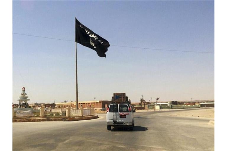Eine IS-Flagge in Rawa, Irak. Foto: Uncredited/AP/dpa