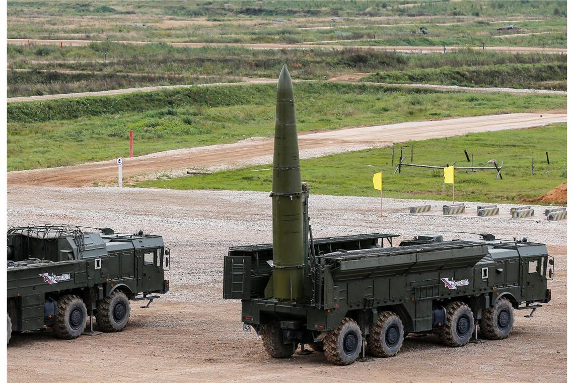Eine "Iskander-M"-Rakete wird während einer Übung der russischen Streitkräfte auf den Abschuss vorbereitet. Iskander-M-Raketen könnten auch mit nuklearen Sprengköpfen ausgestattet werden (Archivbild).