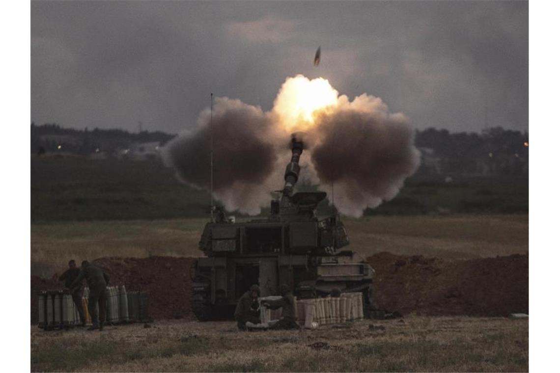 Israels Armee tötet hochrangigen Militärkommandeur in Gaza Eine israelische Artillerieeinheit feuert an der Grenze zu Gaza auf Ziele im Gazastreifen. Foto: Heidi Levine/AP/dpa