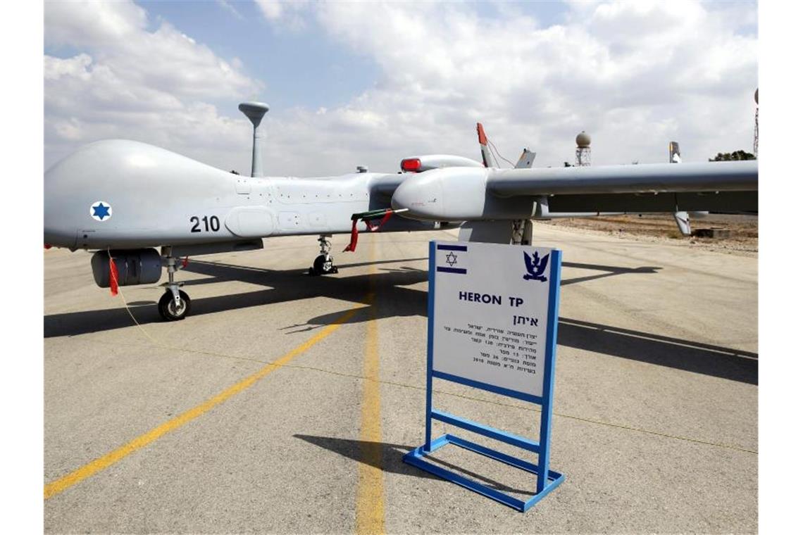 Eine israelische Drohne vom Typ Heron TP, die auch an die Bundeswehr geliefert werden soll, ist auf einer Luftwaffenbasis ausgestellt. Foto: Abir Sultan/EPA/dpa