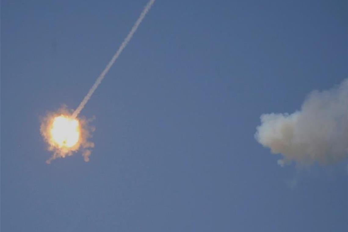 Eine israelische Luftabwehrrakete bringt eine vermutlich aus dem Gazastreifen abgefeuerte Rakete zur Explosion. Foto: Ariel Schalit/AP/dpa
