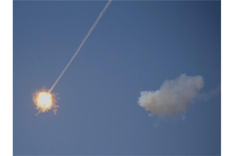 Eine israelische Luftabwehrrakete bringt eine vermutlich aus dem Gazastreifen abgefeuerte Rakete zur Explosion. Foto: Ariel Schalit/AP/dpa/Archiv