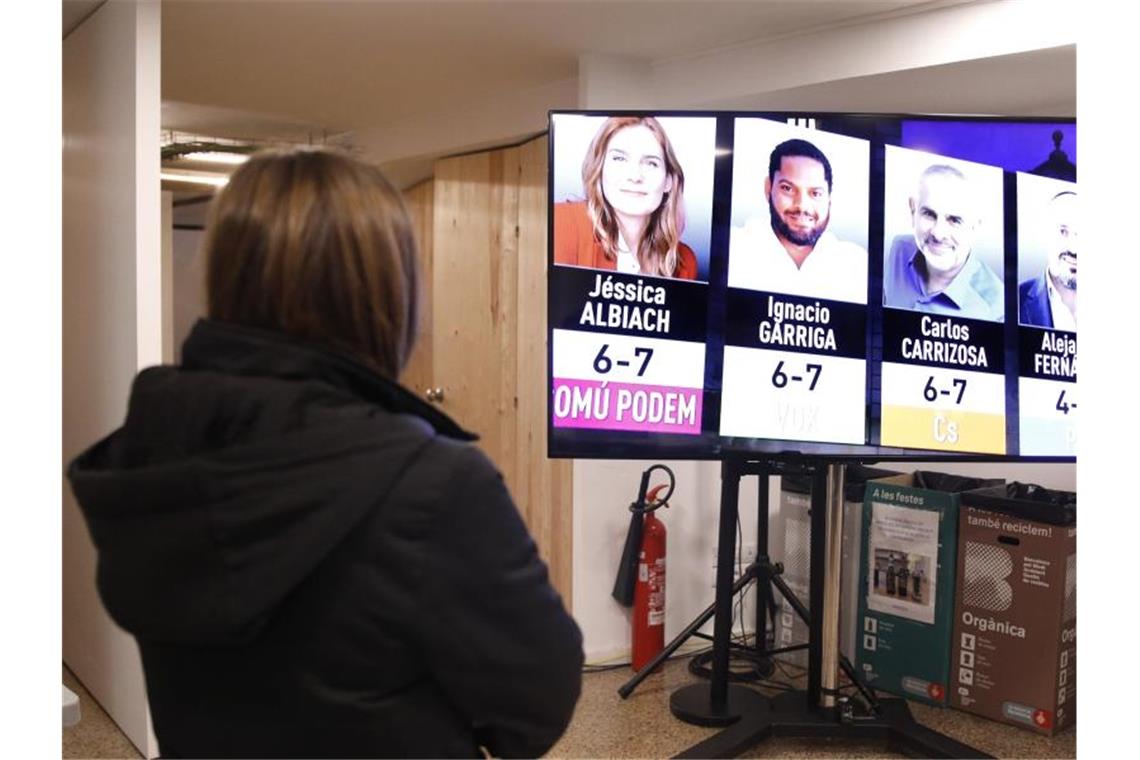 Separatisten bei Katalonien-Wahl vorn Eine Journalistin beobachtet die ersten Hochrechnungsergebnisse in der Parteizentrale von En Comu Podem. Foto: Kike Rincón/EUROPA PRESS/dpa