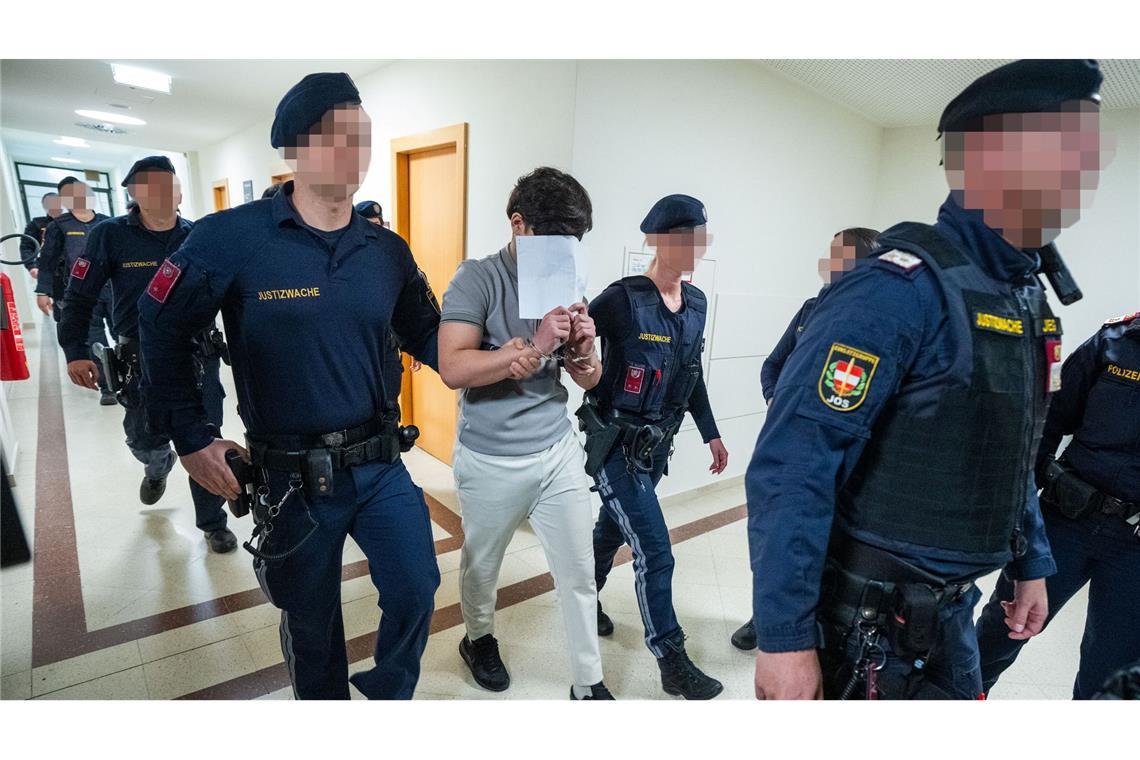 Eine Jugendgruppe soll eine Lehrerin vergewaltigt haben - nun stehen die jungen Männer vor Gericht.