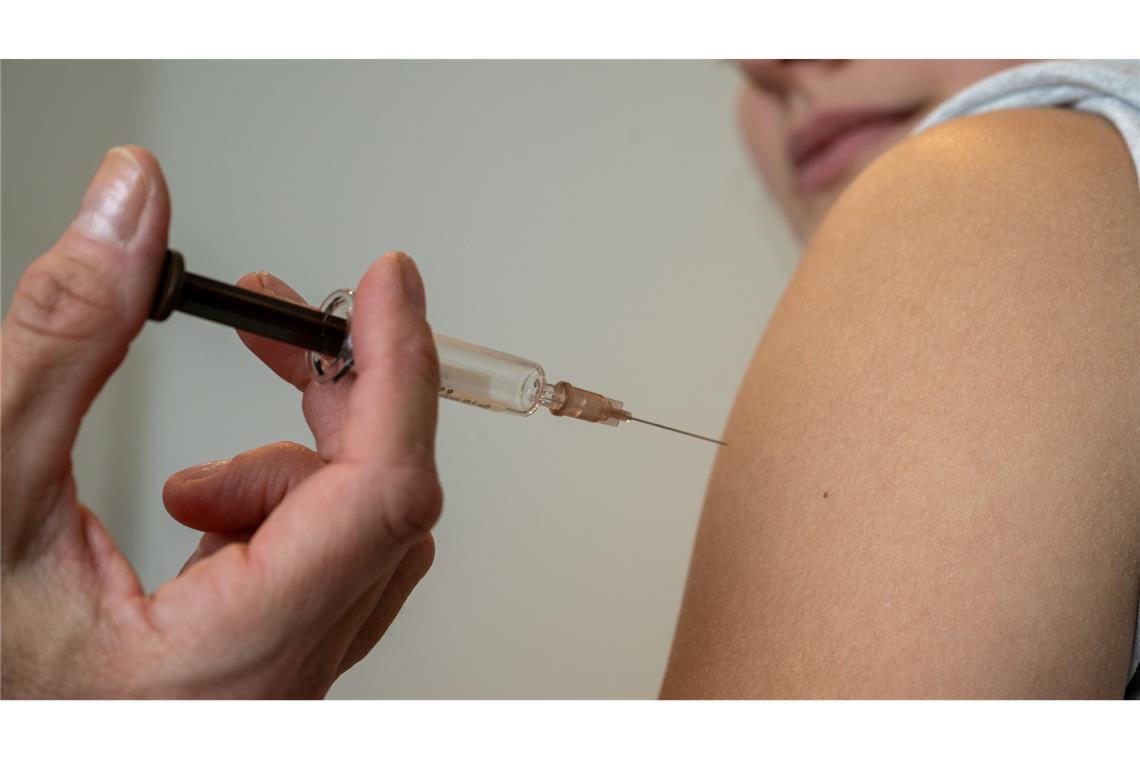 Globale Studie: Vier von zehn Krebstodesfällen vermeidbar Eine Jugendliche bekommt den Impfstoff als Schutz vor Gebärmutterhalskrebs. (Archivbild)