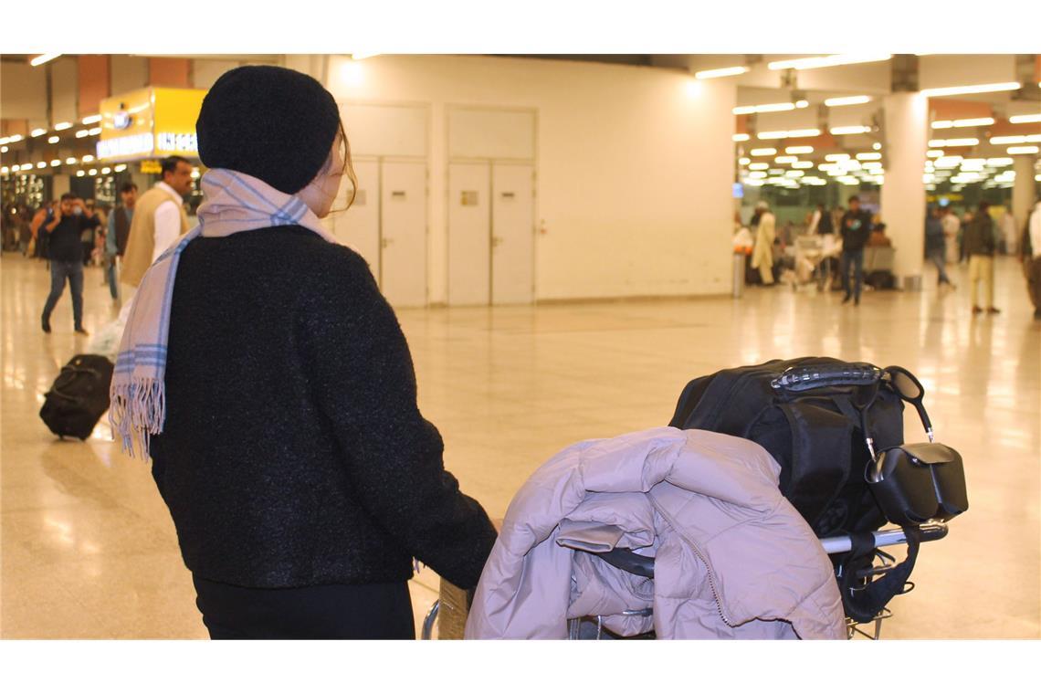 Eine junge Afghanin mit Aufnahmezusage für Deutschland wartet auf ihren Flug nach Berlin.