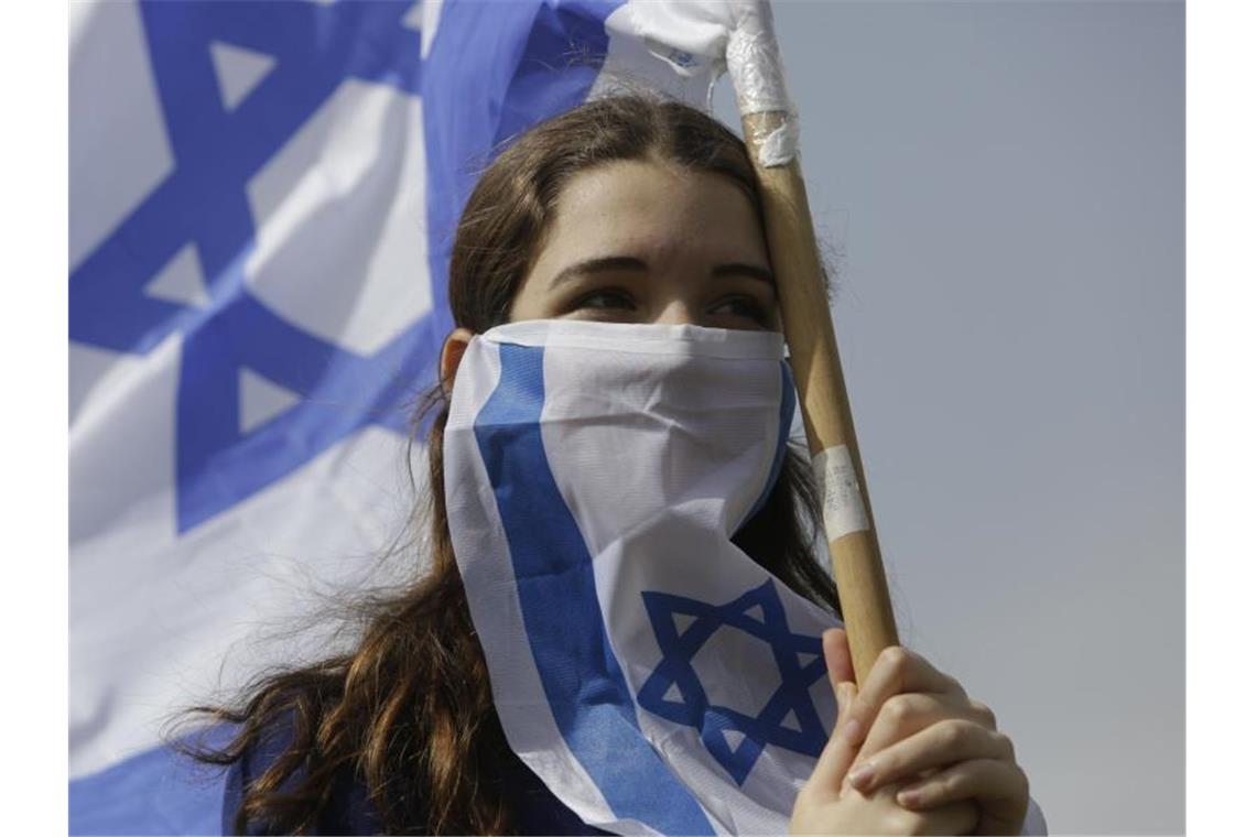 Eine junge Frau Anfang der Woche während eines Protests gegen Ministerpräsident Netanjahu in Jerusalem. Foto: Sebastian Scheiner/AP/dpa