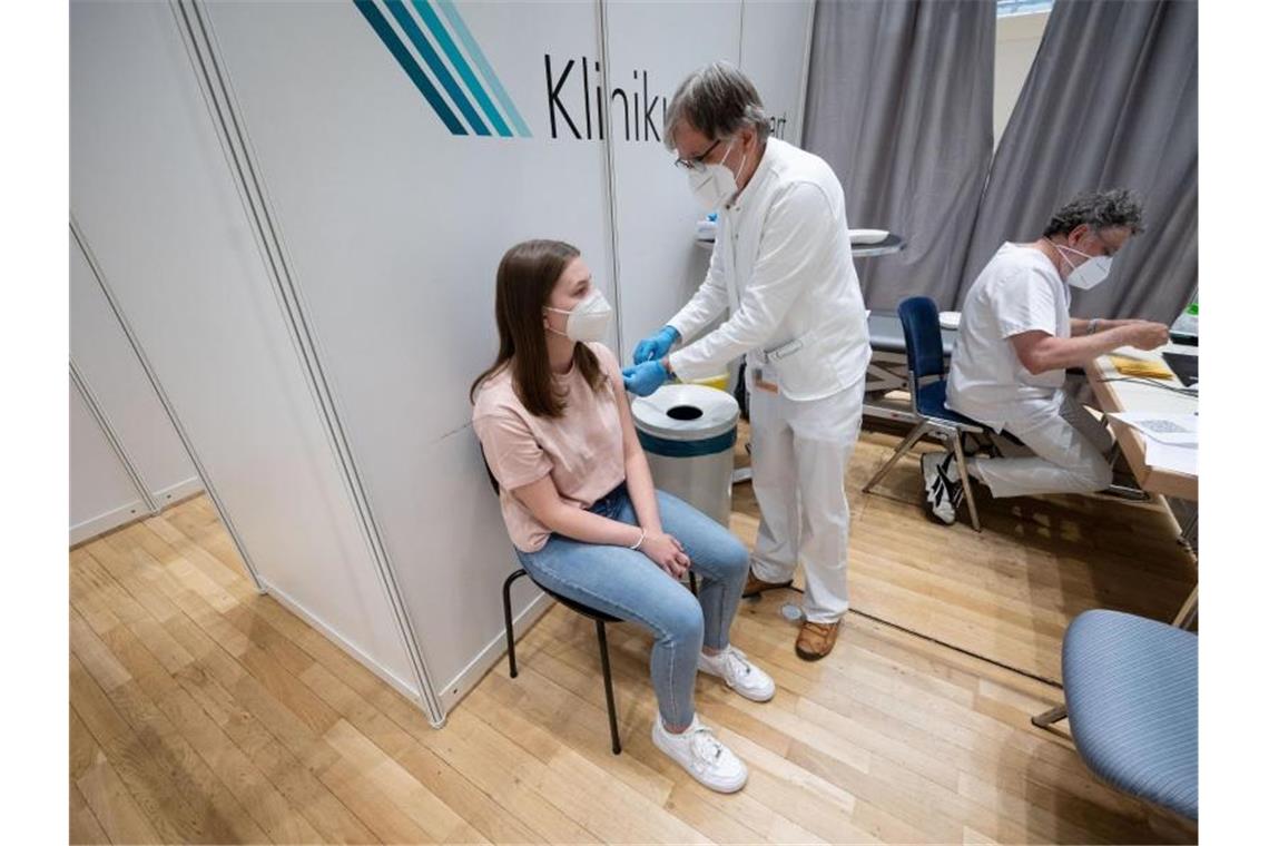 Eine junge Frau bekommt im Impfzentrum des Klinikum Stuttgart ihre Erstimpfung mit dem Corona-Impfstoff von Moderna. (Archivbild). Foto: Marijan Murat/dpa