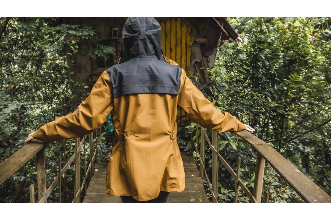 Eine junge Frau besucht ein verborgenes Spukhaus im Wald.