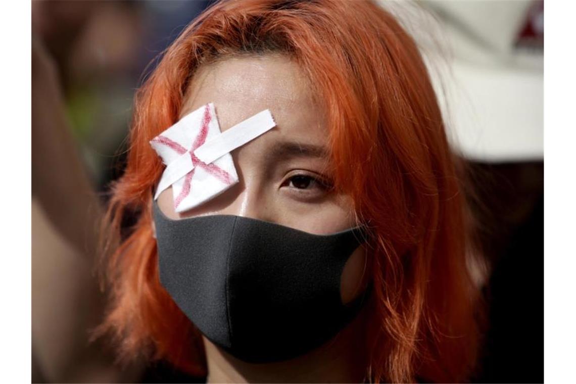 Eine junge Frau demonstriert gegen den von den Protestlern beklagten Gewalteinsatz der Polizei. Foto: Darryl Dyck/The Canadian Press/AP