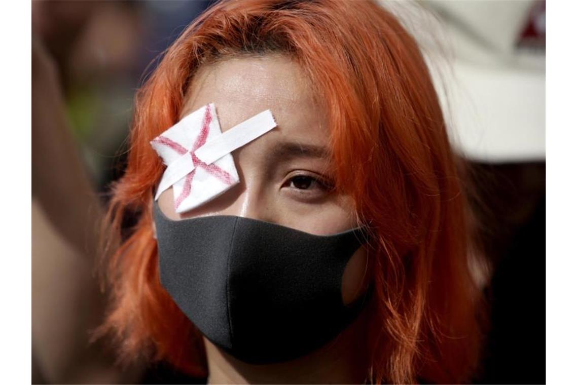 Trump warnt China vor Gewalt in Hongkong Eine junge Frau demonstriert gegen den von den Protestlern beklagten Gewalteinsatz der Polizei. Foto: Darryl Dyck/The Canadian Press/AP