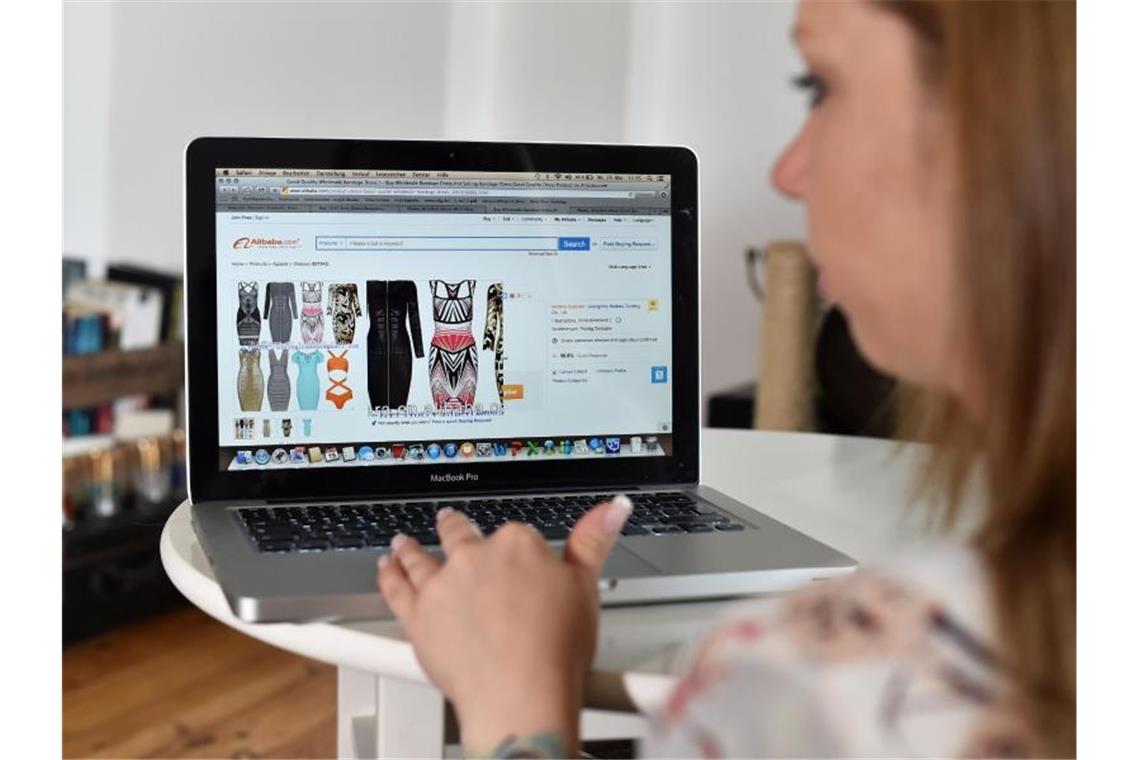 Steuereinnahmen von Onlinehändlern aus China steigen Eine junge Frau surft auf der Internetseite des chinesischen Onlinehändlers Alibaba. Foto: Jens Kalaene/dpa-Zentralbild/dpa