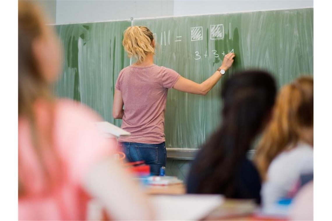 Eine junge Lehrerin beim Unterricht. Foto: Julian Stratenschulte/dpa