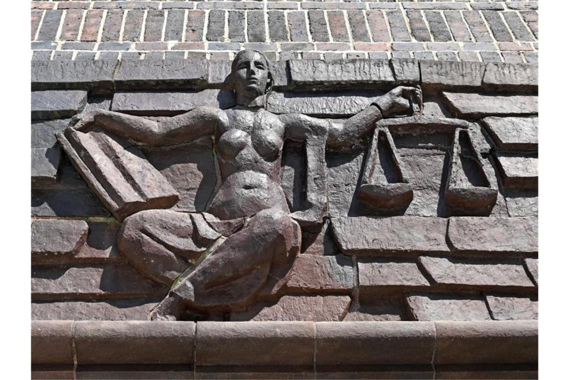 Angeklagter schweigt zu tödlichem Messerangriff in Freiburg Eine Justitia an einem Gerichtsgebäude. Foto: Hendrik Schmidt/dpa-Zentralbild/dpa/Symbolbild