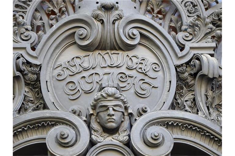 Eine Justitia-Büste thront über dem Eingang des Kriminalgerichts Moabit. Foto: Britta Pedersen/dpa-Zentralbild/dpa/Archivbild
