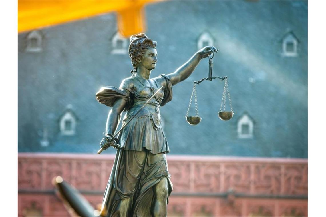 Eine Justitia-Figur hält eine Waage in der linken und ein Schwert in der rechten Hand. Foto: Frank Rumpenhorst/dpa/Symbolbild