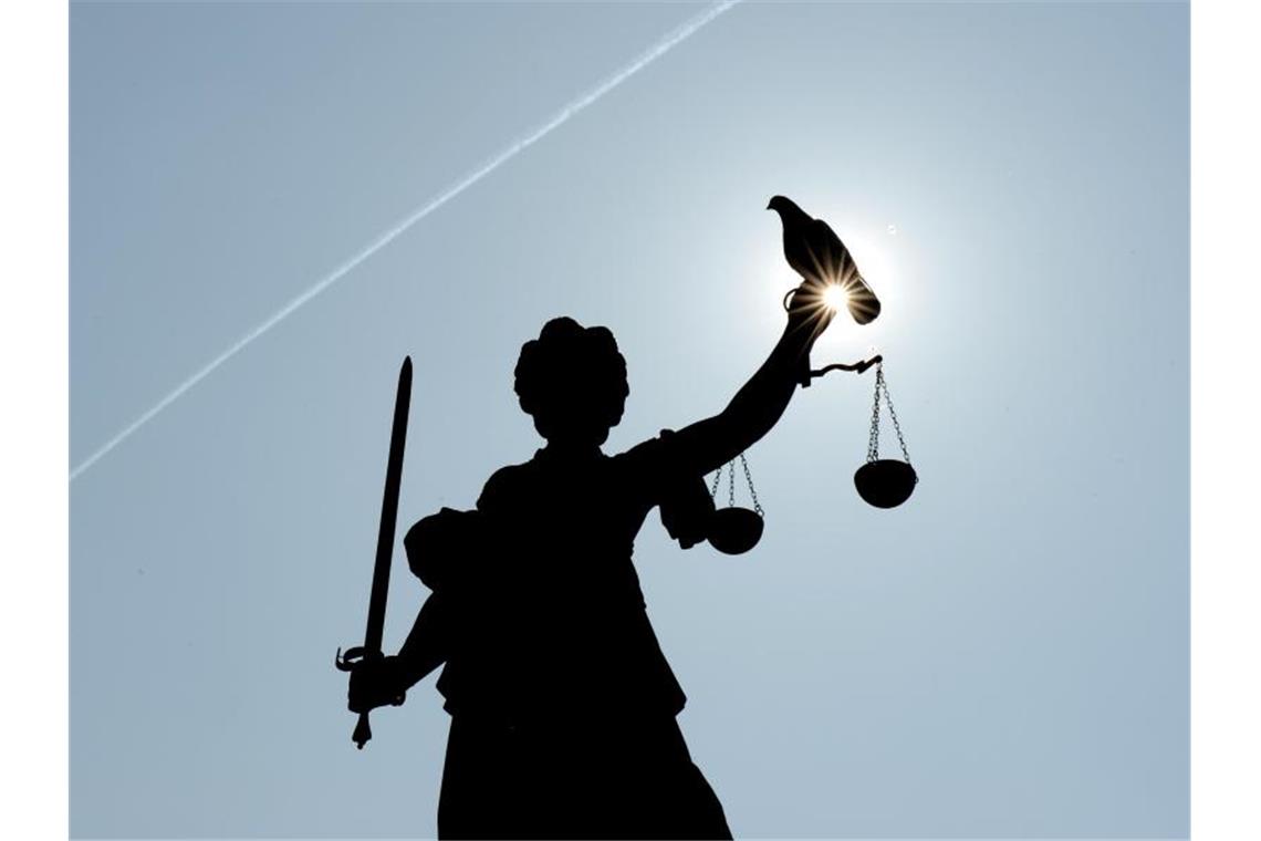 Eine Justitia-Figur steht unter freiem Himmel. Foto: Arne Dedert/dpa/Symbolbild