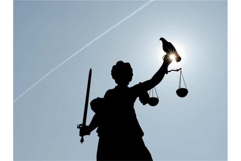 Eine Justitia-Figur steht unter freiem Himmel. Foto: Arne Dedert/dpa/Symbolbild